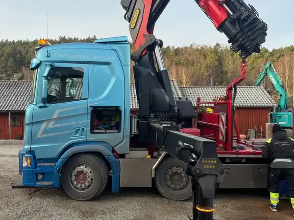 Kranbil för transport av material och maskiner