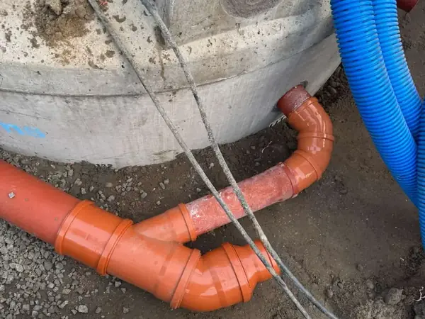 Betongbrunn med anslutna avloppsrör