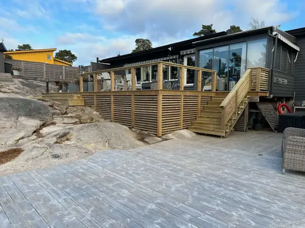 Uteservering med trädäck och träskärm