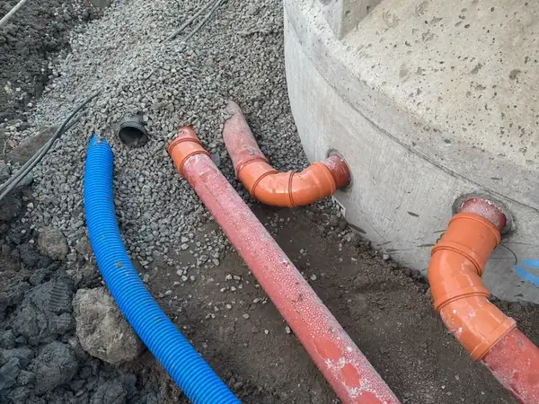 Nedgrävda vatten- och avloppsledningar vid brunn