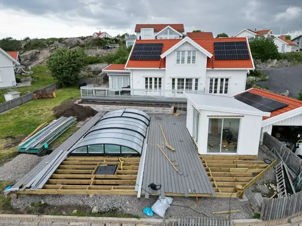 Färdigställd villatomt med pooltak i Strömstad