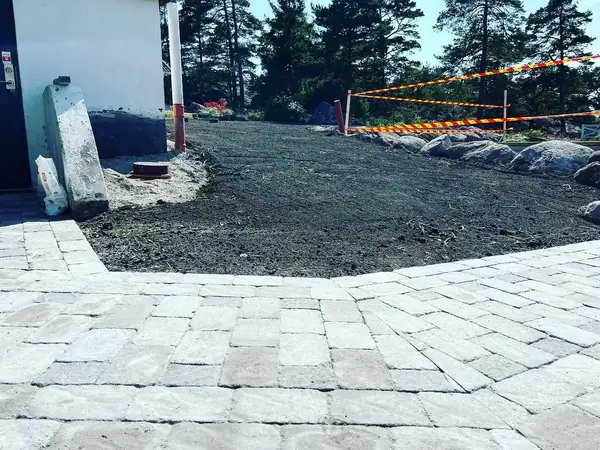 Stenlagd yta och grusad uppfart efter markarbete