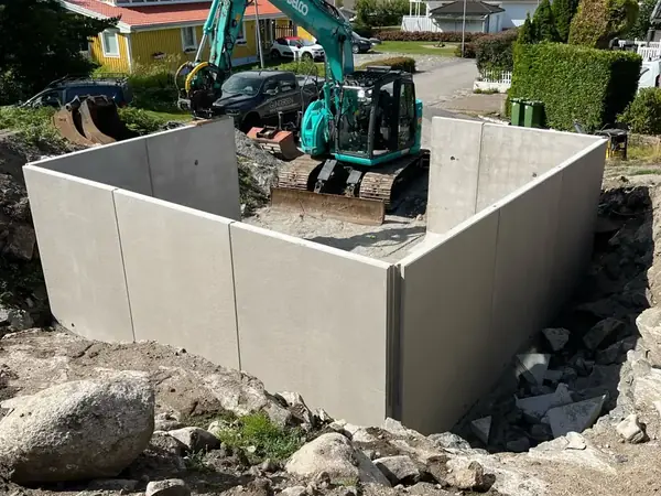 Stödmur i betongelement monterad av Gundersen Entreprenad